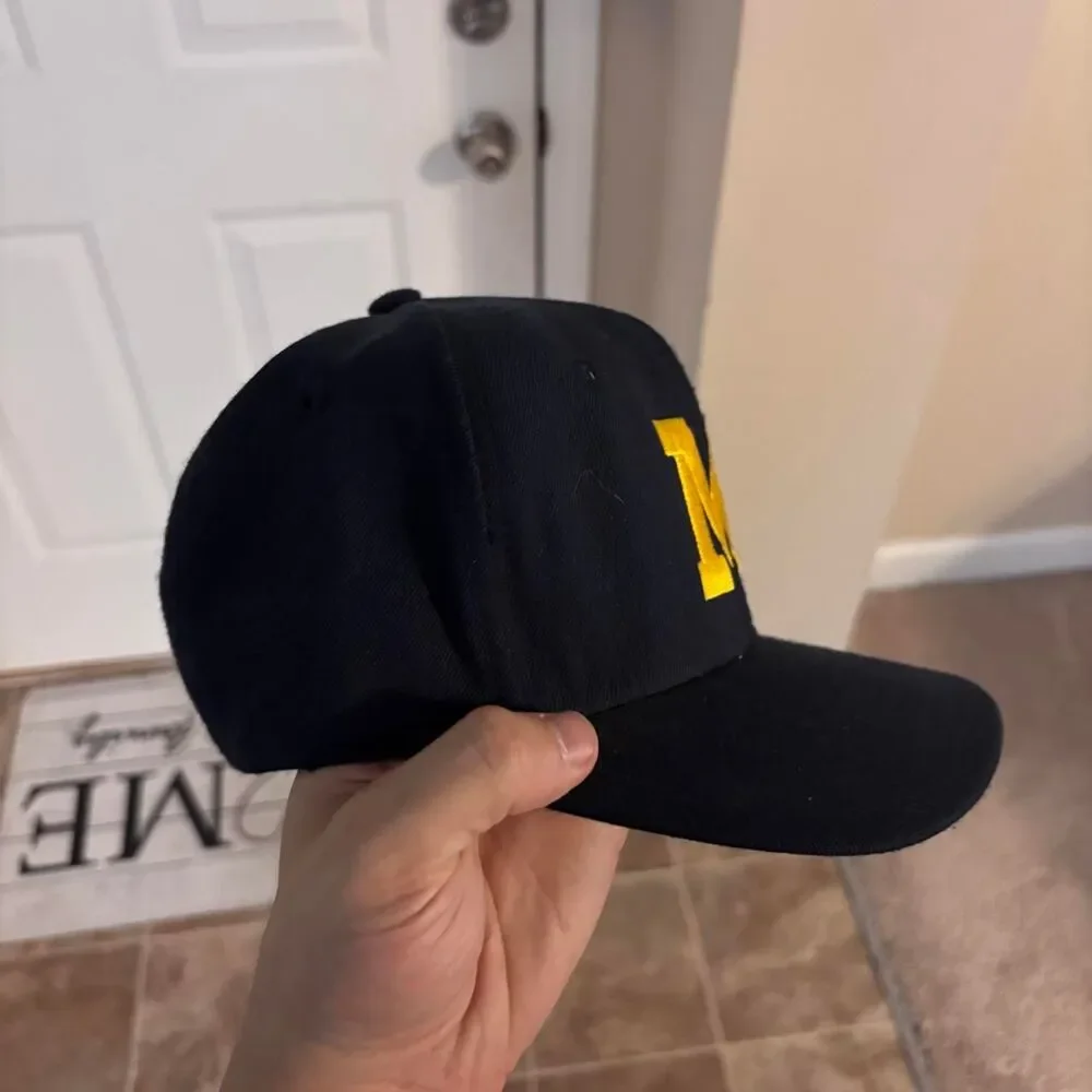 Vintage 1990s Michigan Wolverines navy SnapBack hat, OSFA, great shape!